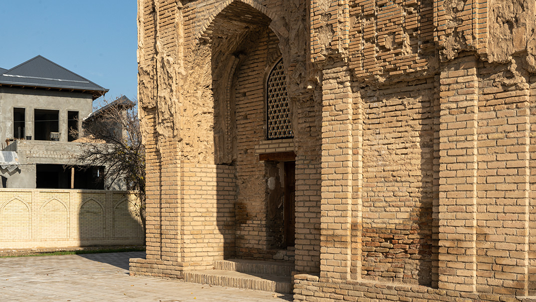 Мавзолей Ишратхона относится к памятникам архитектуры XV века