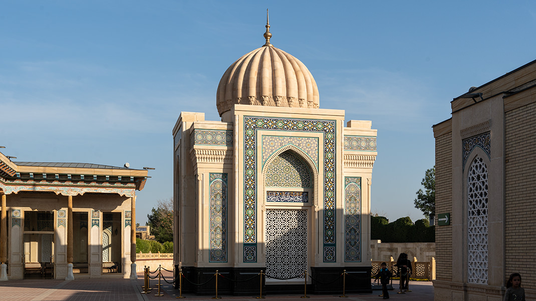 Современную мечеть с минаретом и айваном начали строить в 1854 году.