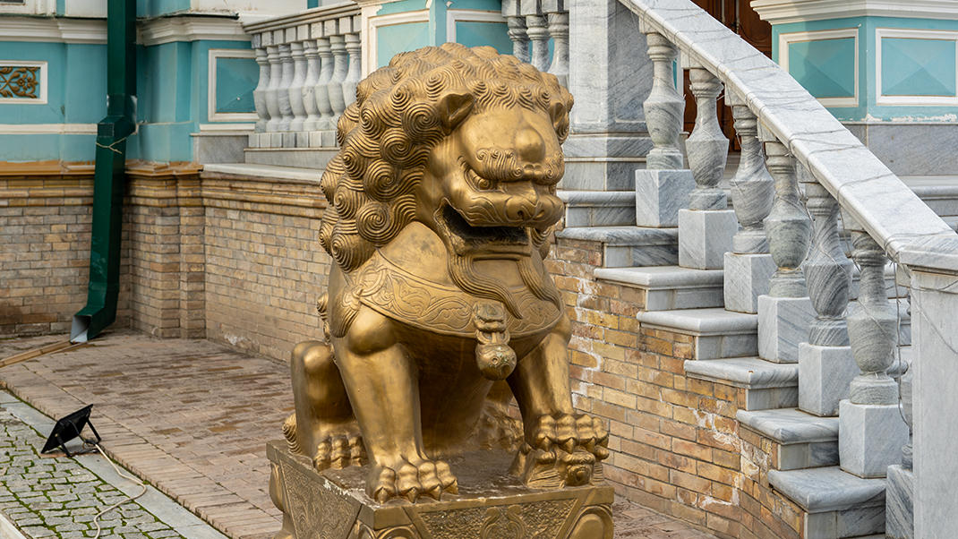 Скульптура у входа