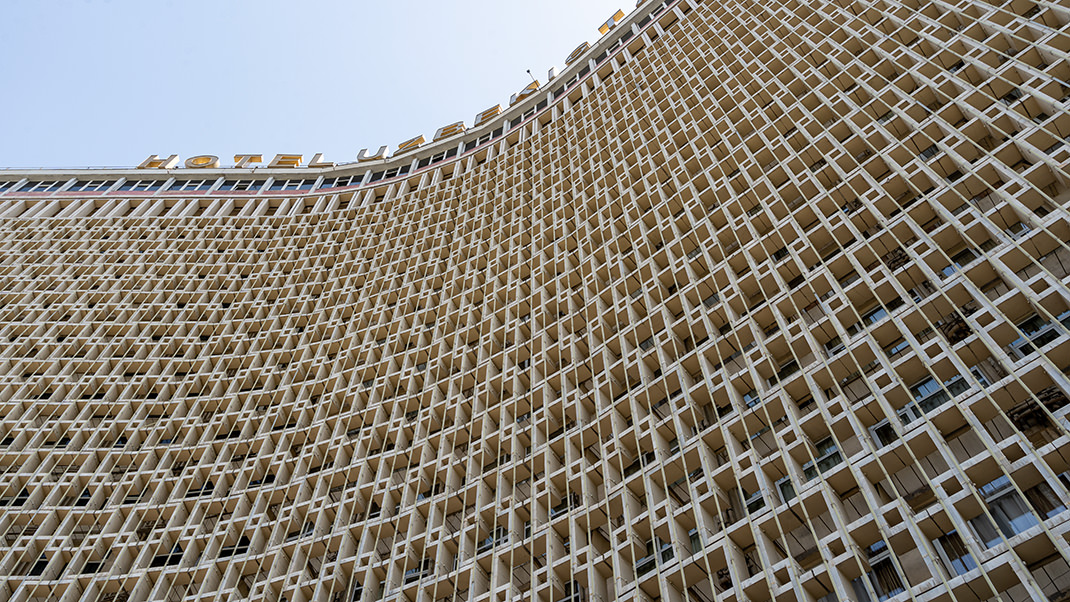 The sunshade lattice of the hotel is one of the recognizable symbols of the city