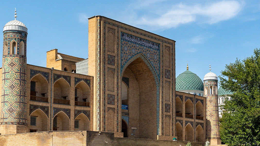 За комплексом видна мечеть Ходжа Ахрар Вали
