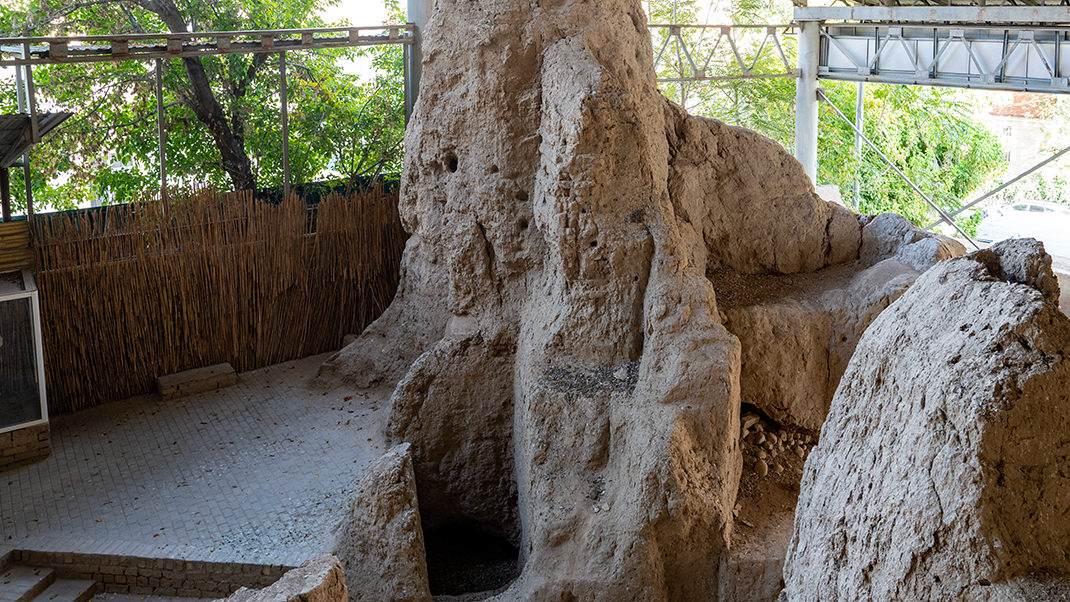 Руины древних поселений, которые посетители могут увидеть на территории музея, относятся к разным периодам