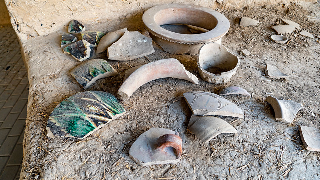 Fragments of clay items
