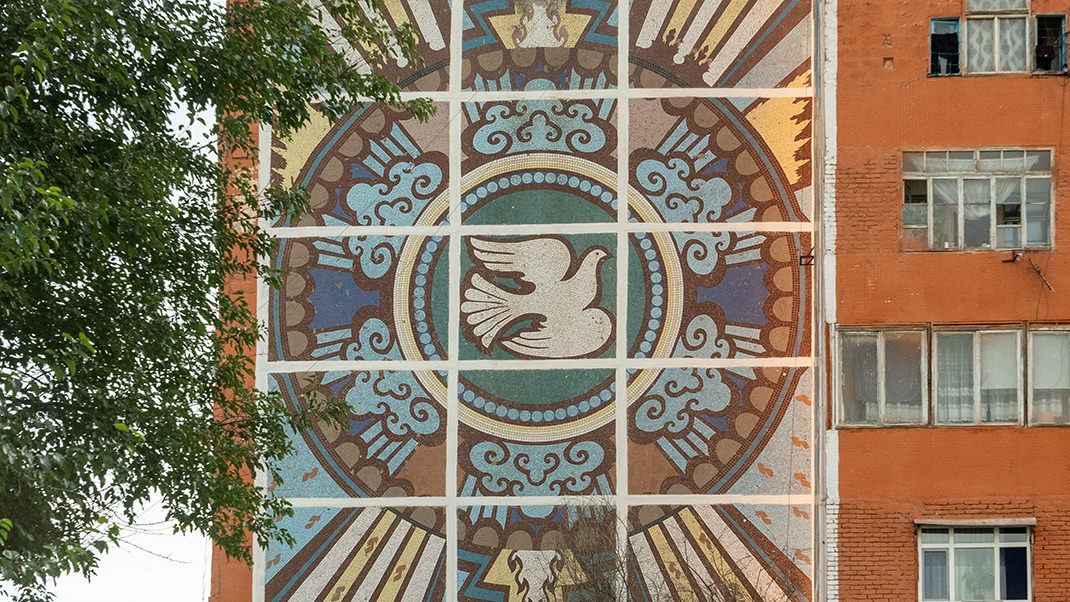 Насколько мне известно, братья Жарские создали около 400 разнообразных мозаик для жилых домов Ташкента