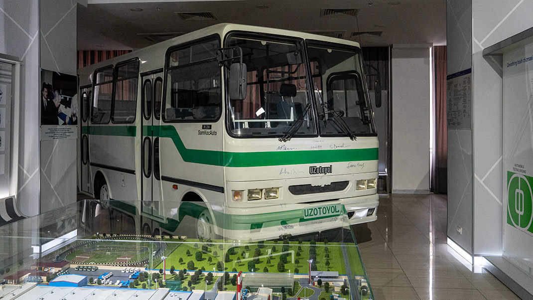 Вторую половину первого этажа музея занимает выставка «История автомобильной отрасли Узбекистана»