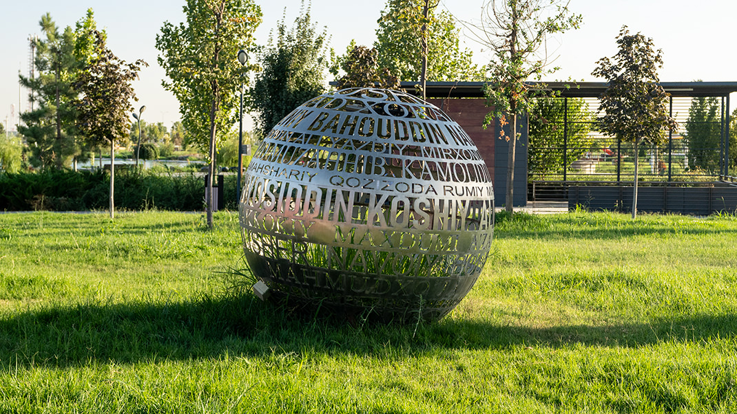 Yangi Oʻzbekiston was built near a site intended for the future expansion of Tashkent to the east