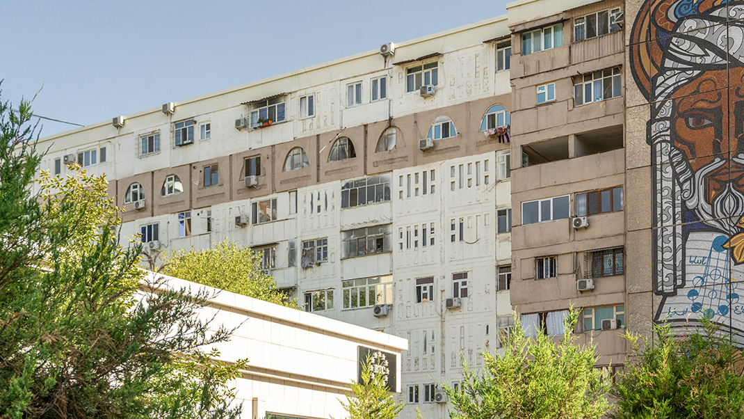 На фасаде повторяются элементы с соседних домов