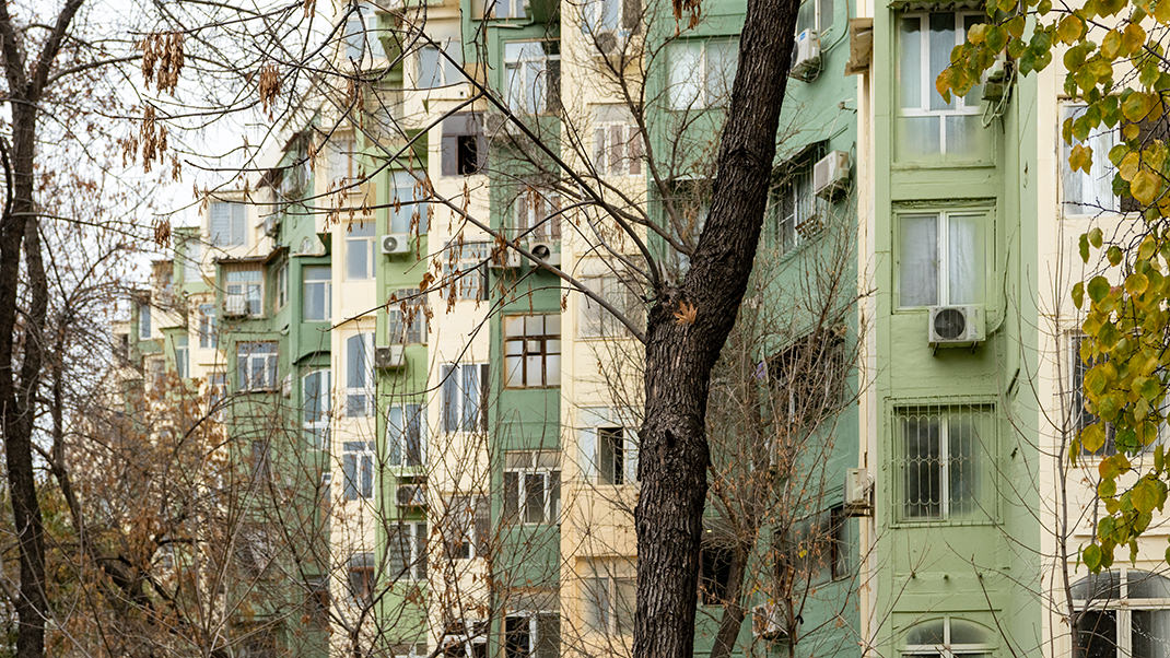 На осенних фото без листвы фасад дома видно лучше