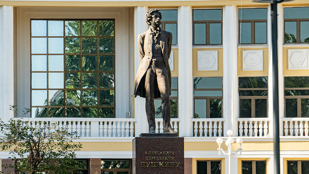 Памятник поэту
